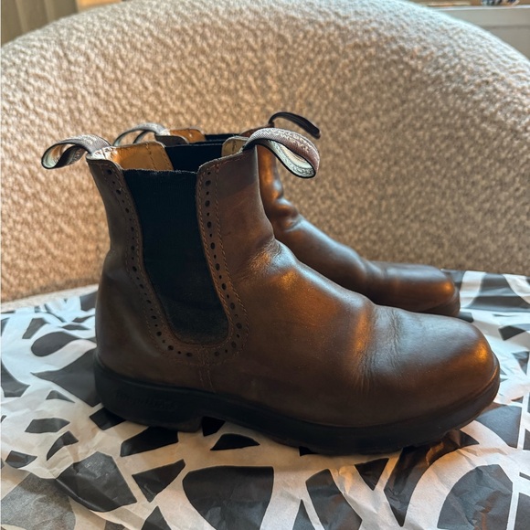 Blundstone Brown Ankle Boots with Elastic Gussets - Picture 4 of 9